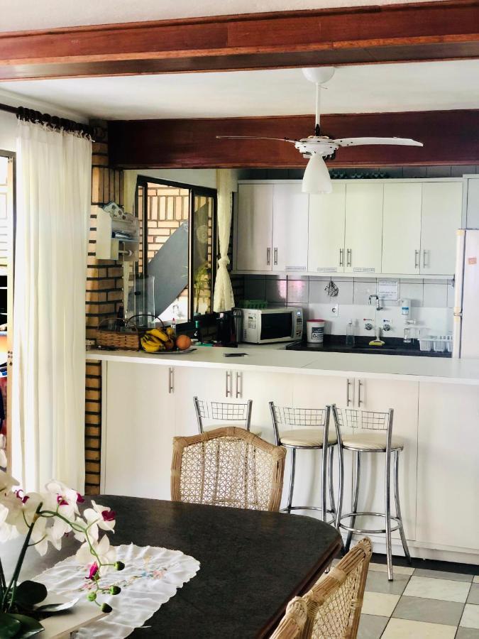 Quatro Ilhas Beach Hostel Бомбиньяс Экстерьер фото